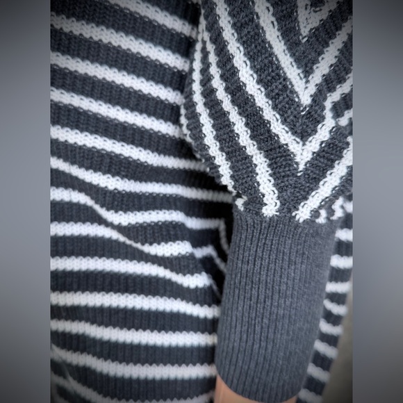 Express Navy and White Knit Sweater - Picture 6 of 10